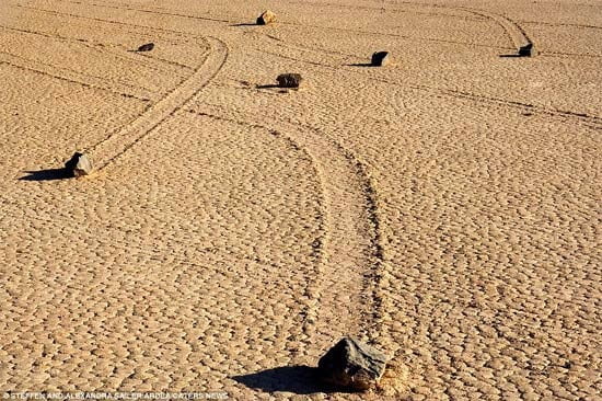 Moving Stones - Death Valley, California, Hindi, Story, History, Kahani, Unsolved Stories, Mysterious archaeological find, 
