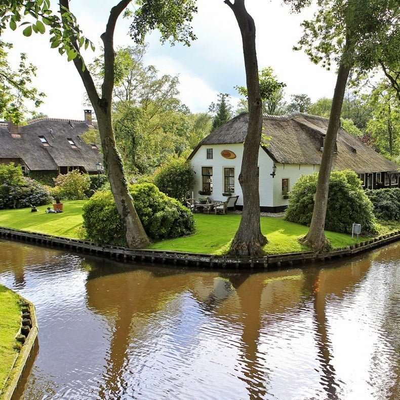 Giethoorn Village, Netherlands History In Hindi Giethoorn Village, Netherlands History In Hindi